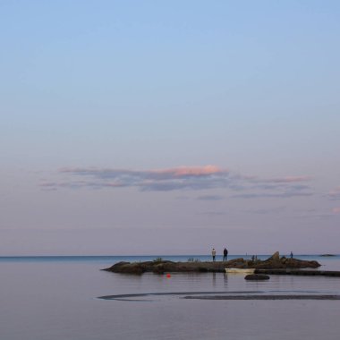 İsveç, Vita Sannar 'da romantik günbatımı sahnesi.