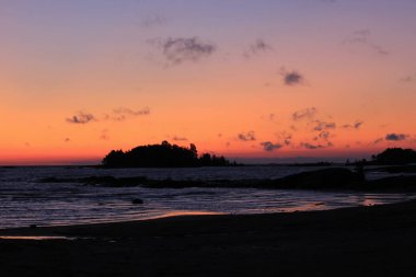 Vanern Gölü üzerinde parlak turuncu sabah gökyüzü.