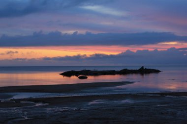 İsveç, Vanern Gölü üzerinde parlak renkli sabah gökyüzü.