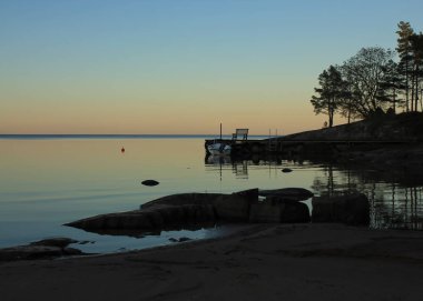 Günbatımında Vanern Gölü üzerinde romantik bir gökyüzü.