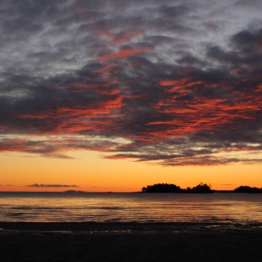 Vanern Gölü 'nde gün doğumu. İsveç 'in en büyük gölü.