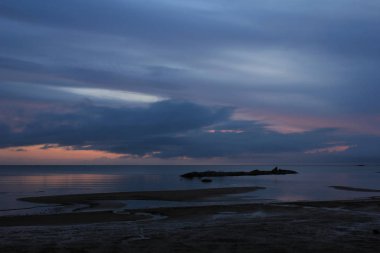 Bulutlu bir sabahta Vita Sannar 'dan gün doğumu manzarası. Vanern Gölü, İsveç.