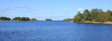 Mavi Vanern Gölü kıyısındaki orman.