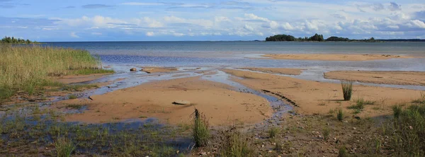 Piaszczysta Plaża Błękitna Woda Jeziora Vanern Mała Wyspa — Zdjęcie stockowe