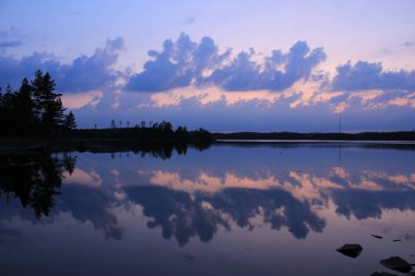 Günbatımı sahnesi Marsjon Gölü, Dalsland, İsveç.