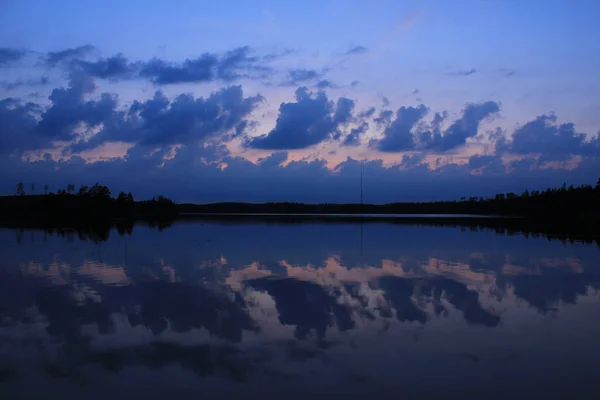 Nuvens Verão Refletindo Lago Marsjon Suécia — Fotografia de Stock