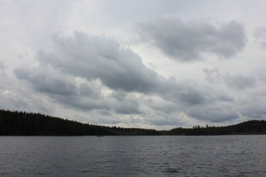 Backefors, İsveç yakınlarında küçük bir göl üzerinde dramatik bir gökyüzü.