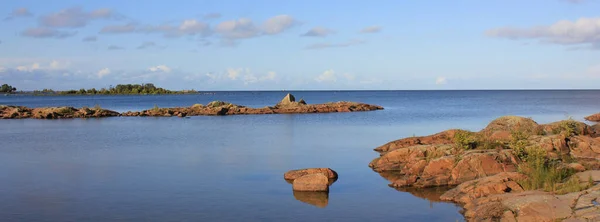 瑞典凡尔纳湖畔的岩层 — 图库照片