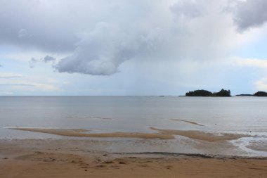 İsveç 'te Vanern Gölü üzerine yaz yağmuru.