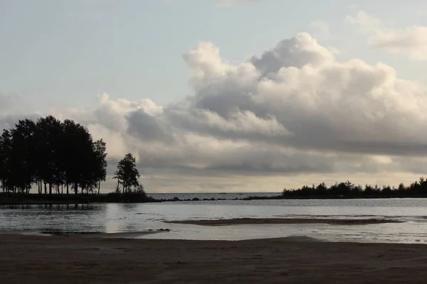 Bella Nuvola Estiva Sagomata Riva Del Lago Vanern Svezia — Foto Stock