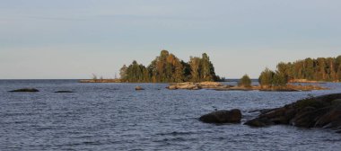 Vita Sannar 'da ağaçlarla kaplı küçük adalar.