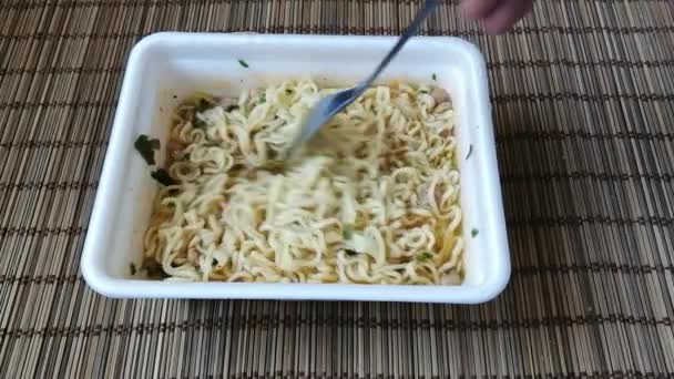 Mão Mulher Segurando Garfo Com Macarrão Instantâneo Vista Cima Alimentos — Vídeo de Stock