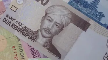 Banknotlar iki bin Endonezya rupisi, nakit olarak. Dönen banknotun yakın plan görüntüsü