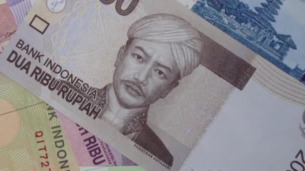 Billetes Dos Mil Rupias Indonesias Efectivo Primer Plano Billete Giratorio — Vídeo de stock
