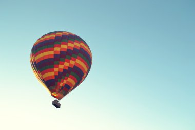 güneş doğarken uçan bir sıcak hava balonu