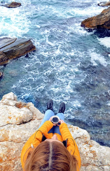 Kvinna Sitter Ensam Bänken Framför Havet — Stockfoto