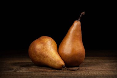 Gıda. Koyu ahşap bir masa Konferansı sulu armut