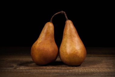 Gıda. Koyu ahşap bir masa Konferansı sulu armut