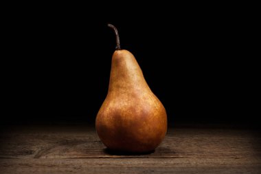 Gıda. Koyu ahşap bir masa Konferansı sulu armut