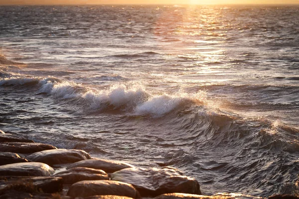 Η φύση. Στη θάλασσα και το ηλιοβασίλεμα. Κύματα της θάλασσας. — Φωτογραφία Αρχείου