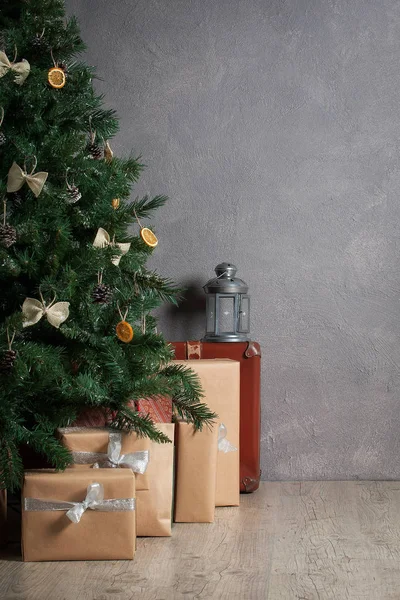 Vacaciones. Árbol de Navidad y regalos sobre fondo texturizado —  Fotos de Stock