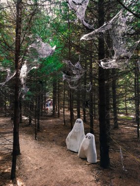Eğlence parkındaki peri ormanı. Hayalet ve örümcek ağları olan ürkütücü bir orman. Letonya 'da ziyaret edilecek yerler.