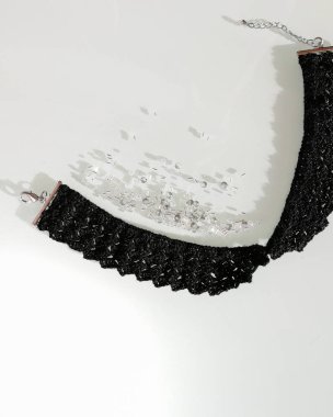 Tığ işi siyah kolye. Dekoratif dantel yakalı. İnci ve boncukların karışımı..