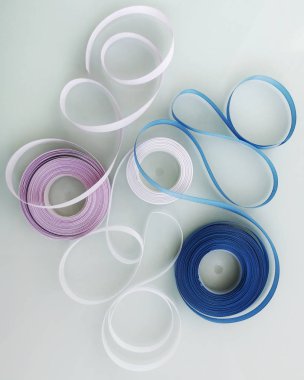 Kurdele paketliyorum. Renkli kurdele girdapları. Hediye paketi ve el yapımı dekoratif malzemeler.