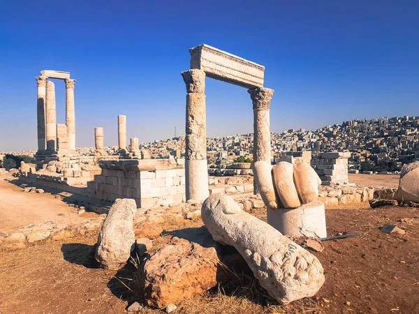 Harabe sütunlar. Herkül, Amman 'daki tarihi ve arkeolojik parkta el ele verdi. Roma medeniyeti kaldı. 