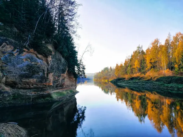 Ποταμός Στο Εθνικό Πάρκο Της Λετονίας Αμμόπετρα Φύση Φθινόπωρο Τουριστικό — Φωτογραφία Αρχείου
