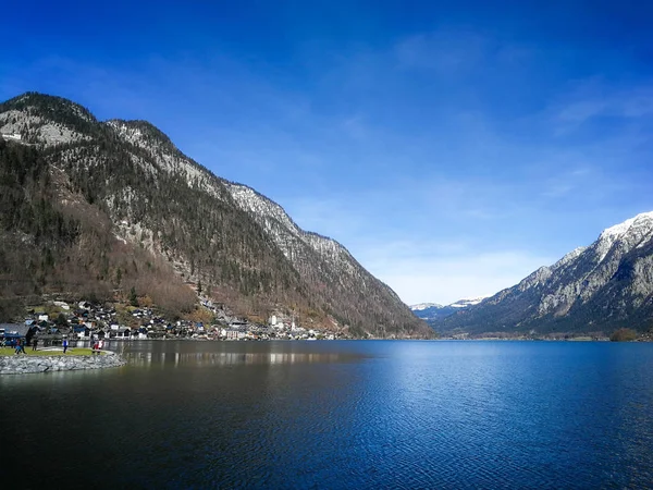 Dağın tepesinde tuz madeni olan tarihi bir kasaba, Hallstatt, Avusturya. Hallstatt Gölü 'ne ve karla kaplı dağlara bak.. 