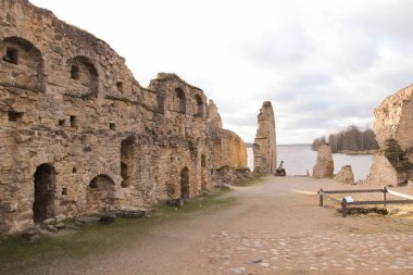 Koknese 'de harabe bir kalenin duvarı. Daugava nehrinin kıyısındaki ortaçağ kalesi. Gotik kalıntıların üzerine düşen güneş ışınları. 