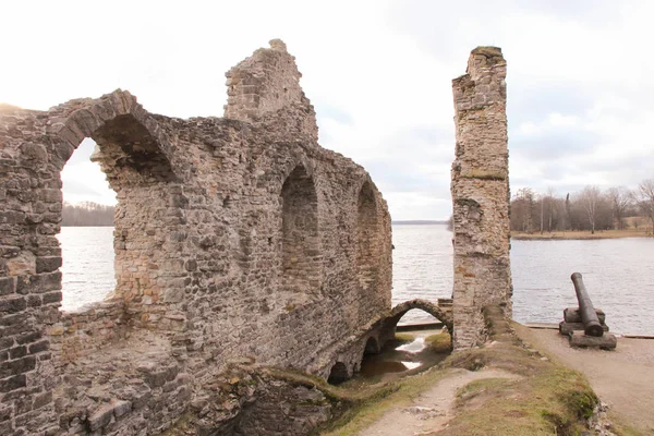 Koknese 'de harabe bir kalenin duvarı. Daugava nehrinin kıyısındaki ortaçağ kalesi. Gotik kalıntıların üzerine düşen güneş ışınları. 