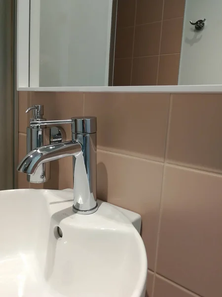 Hotelbadezimmer Interieur Mit Runden Weißen Waschbecken Und Glänzenden Metall Details — Stockfoto