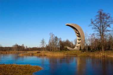 Litvanya 'daki Kirkilai Ulusal Parkı' ndaki bir gözlem kulesinin manzarası. Güneşli bir günde karst göllerinde dolaşmak ve kuleyi görmek. 
