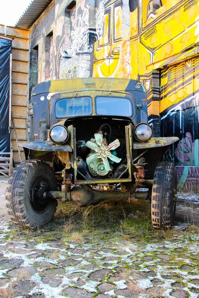 Steampunk, açık motorlu tuhaf bir araba. Paslanmış parçalı ürkütücü bir kamyon.. 
