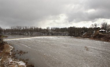 Merkezi Kuldiga, Letonya 'da bulunan Ventas Rumba, Avrupa' nın en geniş şelalesidir. Ağır gökyüzünün altındaki en ünlü şelale.. 