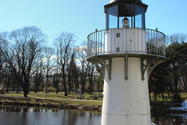 Bir parktaki deniz fenerinin küçük ama detaylı bir kopyası. Riga şehrinin simgelerinden biri..