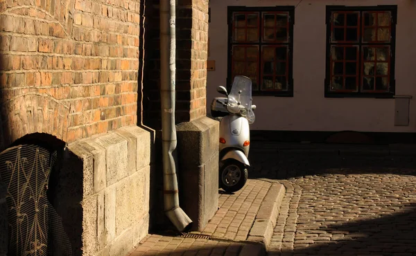 Motorowy Skuter Zaparkowany Przy Ulicy Rygi Łotwie Hulajnoga Stojąca Chodniku — Zdjęcie stockowe