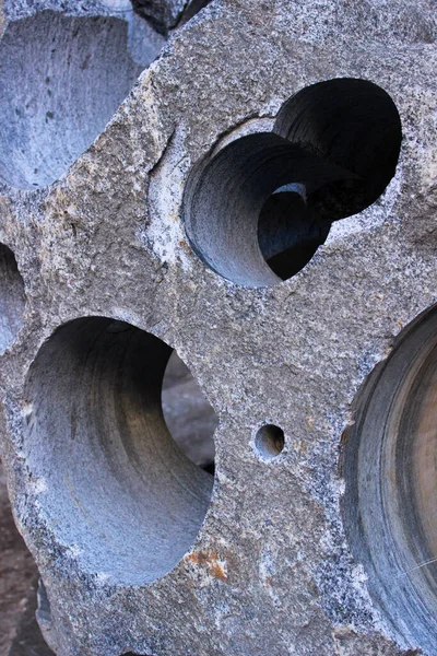 İçinde delikler olan granit bir parça. Soyut granit arkaplan. 