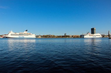 23 Nisan 2020 'de. Riga, Letonya. İki yolcu gemisi Tallink Riga limanında geçici olarak rölantide. 