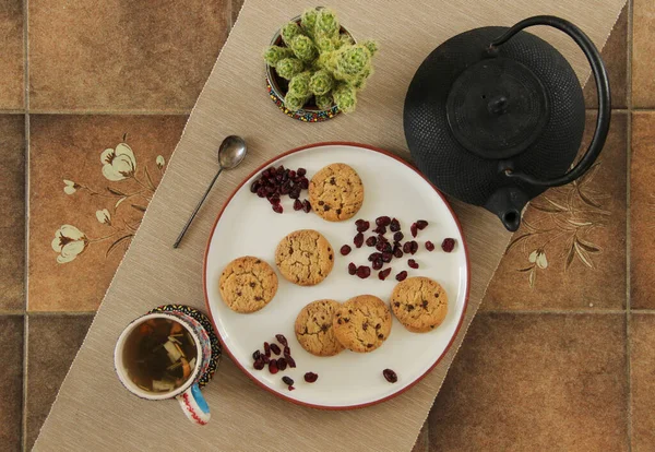 Afternoon Tea Ceremony One Tea Break Chocolate Chip Cookies Raisins — Stock Photo, Image