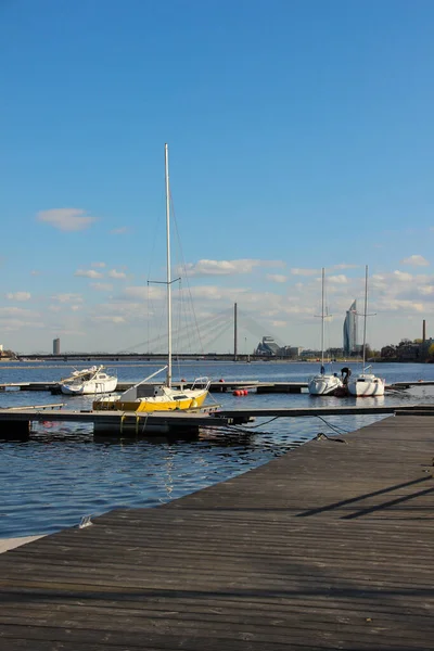 Muelle Con Yates Río Daugava Ciudad Riga Veleros Primer Plano —  Fotos de Stock
