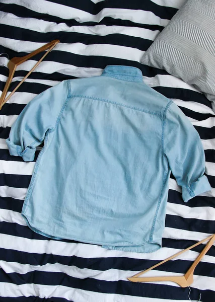 Soluk mavi kot ceket. Çizgili arka planda Denim ceket modeli. 