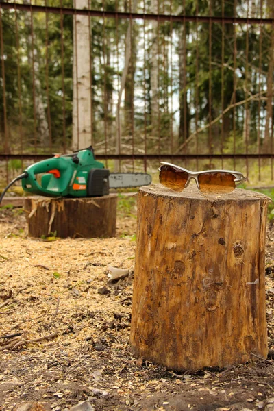 Blurred Chainsaw Tree Trunk Tree Stump Safety Goggles Foreground — Stock Photo, Image