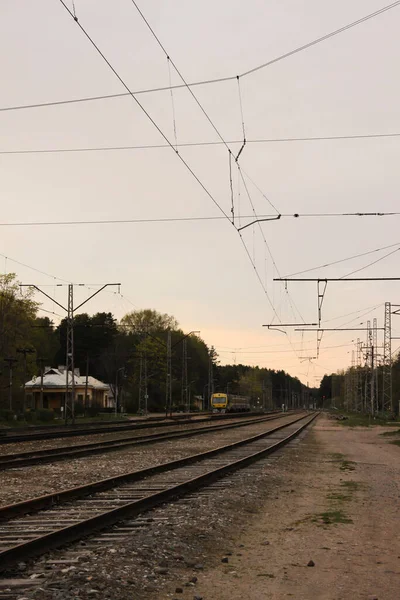 Saulkrasti Kasabasındaki Yolcu Tren Istasyonu Akşamları Demiryolu Trafiği — Stok fotoğraf