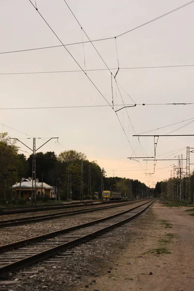 サウクラストイ町の旅客鉄道駅 夕方の鉄道交通 — ストック写真