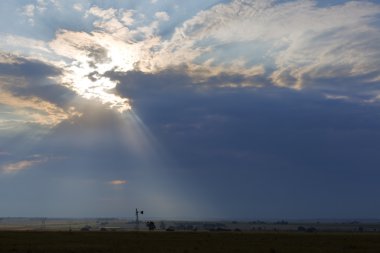 Bulutların arasından güneş ışınlarının