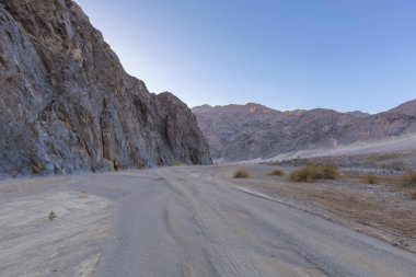 Kuru nehir yatağı yolda