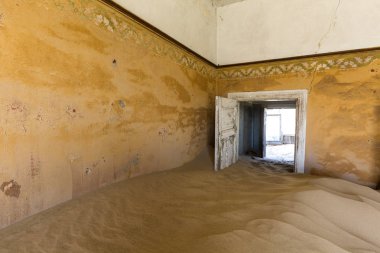 Kum tarafından açık tutulan kapı